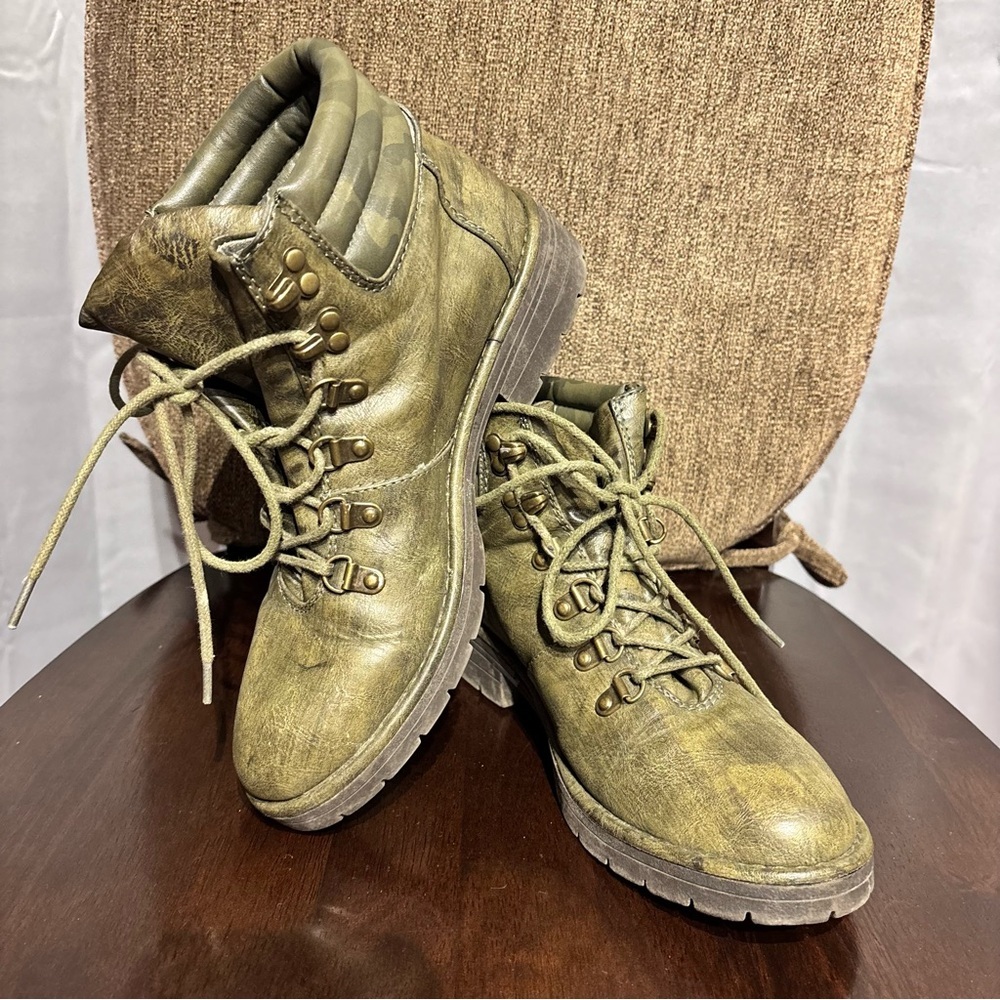 Seven Dials Green Boots Stylish and Durable